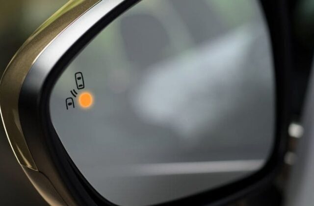 Установка системы контроля слепых зон