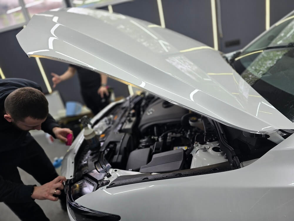 поклейка бронепленки на капот