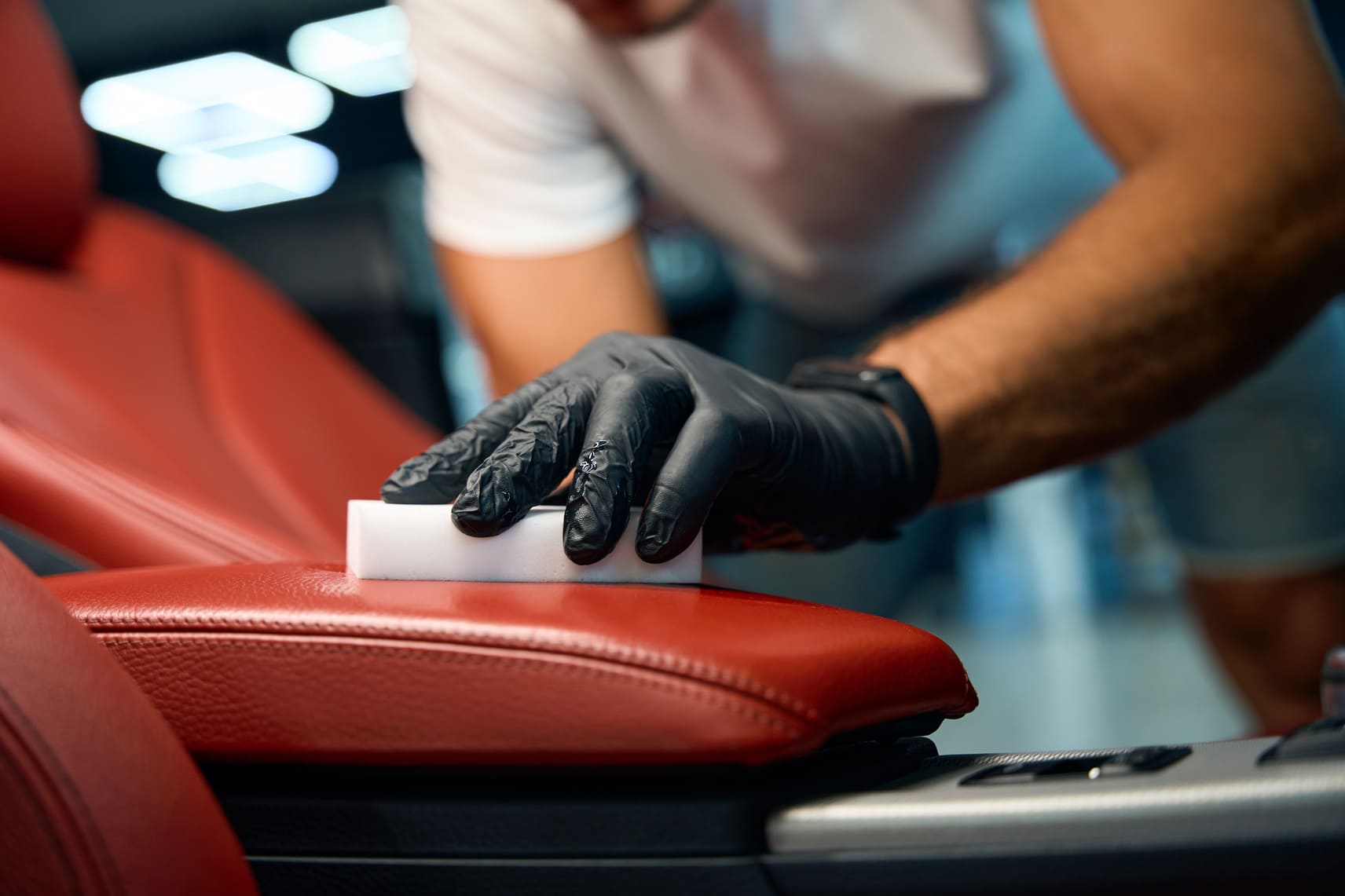 Уход за кожей авто: как сохранить салон в идеальном состоянии